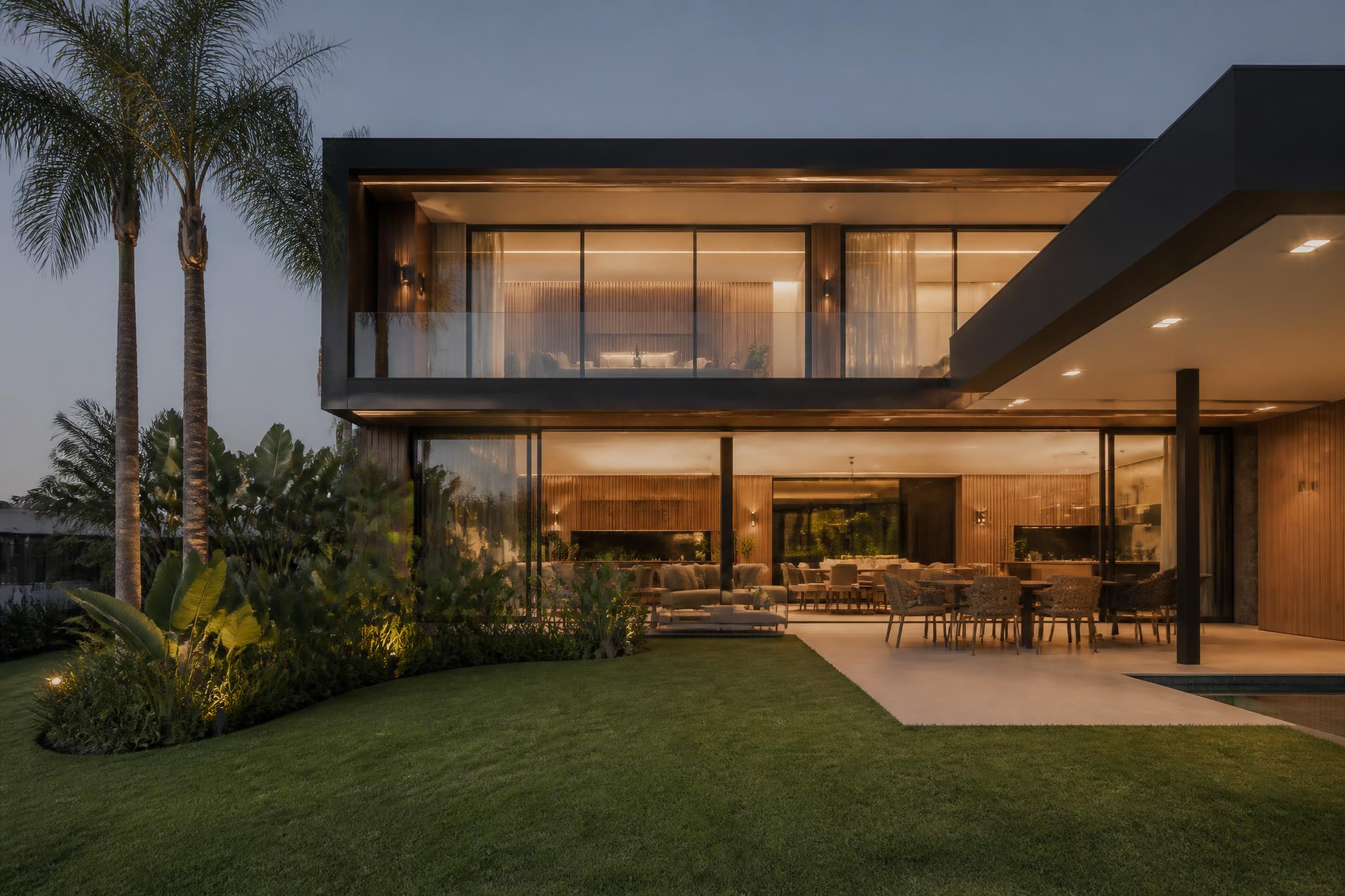 Residência contemporânea de alto padrão em Joinville ao entardecer